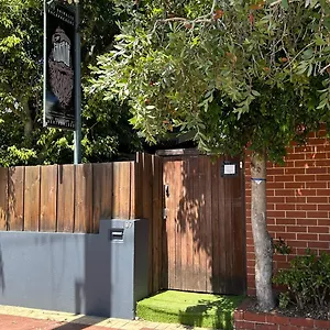 Hostal Shiralee -note - Valid Passport Required To Check In, Perth